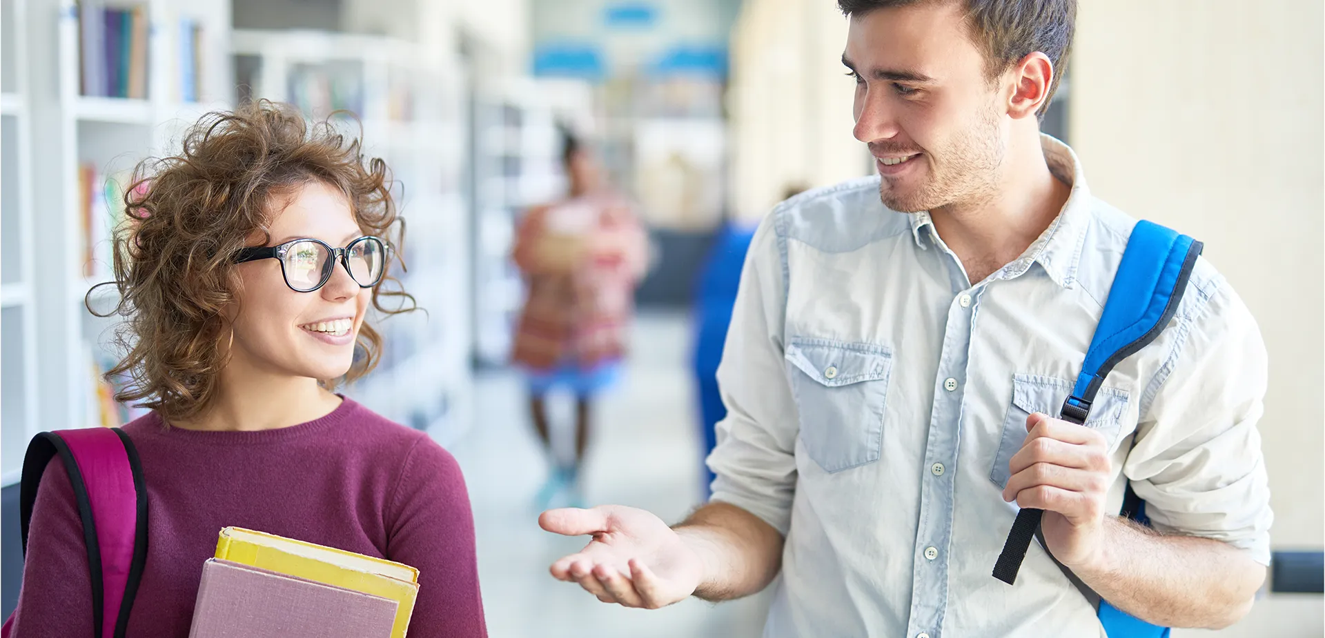 Estudantes caminhando e conversando no corredor